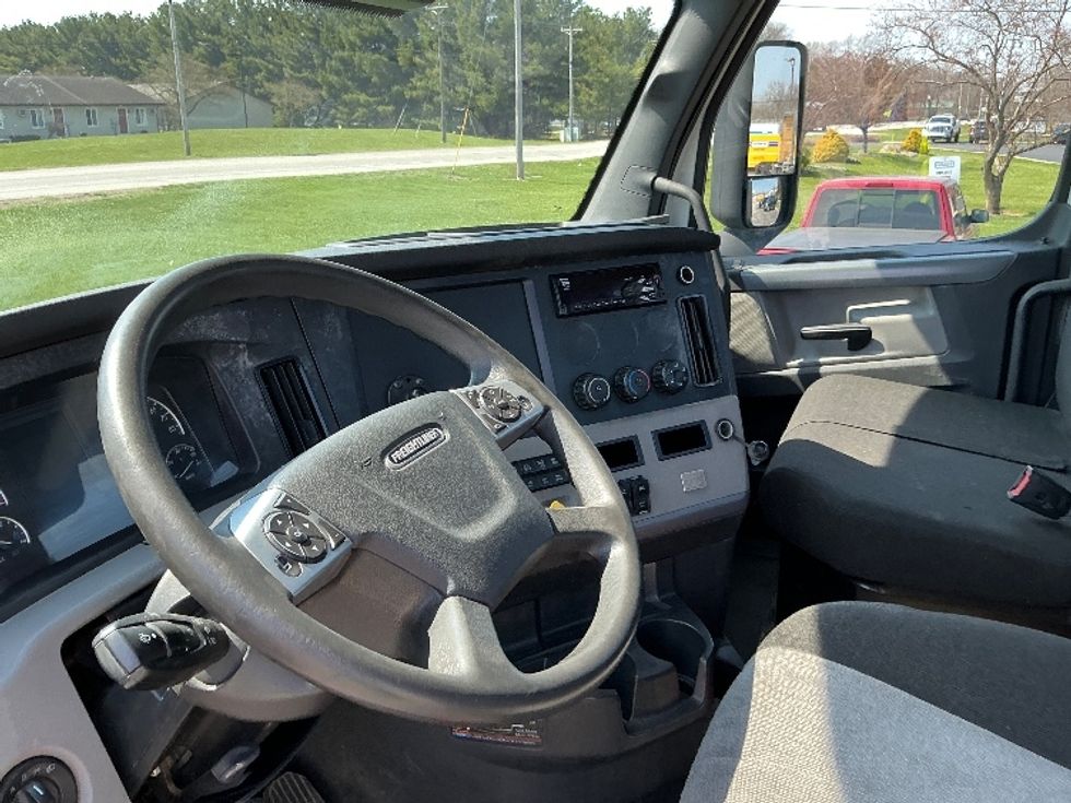Day Cab Tractor-Heavy Duty Tractors-Freightliner-2021-T12664ST-Elkhart-IN-166,784\n\t\tmiles-$ 69,000 - Image 10