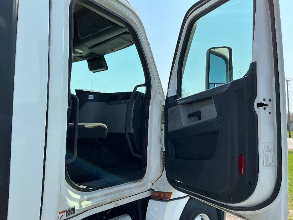 Day Cab Tractor-Heavy Duty Tractors-Freightliner-2021-T12664ST-Elkhart-IN-166,784\n\t\tmiles-$ 69,000 - Image 12