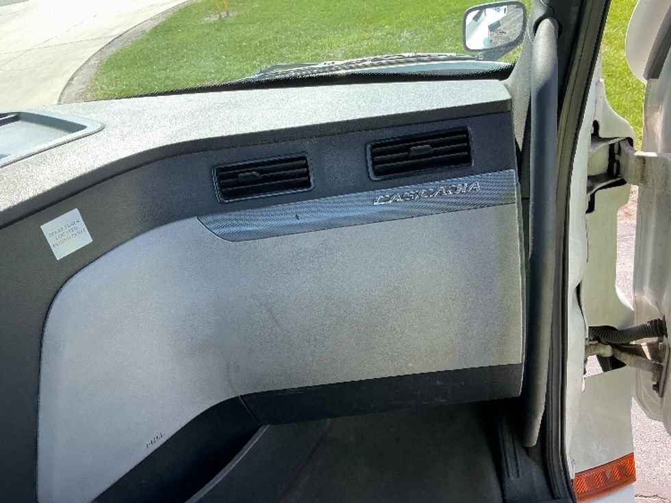 Day Cab Tractor-Heavy Duty Tractors-Freightliner-2021-T12664ST-Elkhart-IN-166,784\n\t\tmiles-$ 69,000 - Image 13