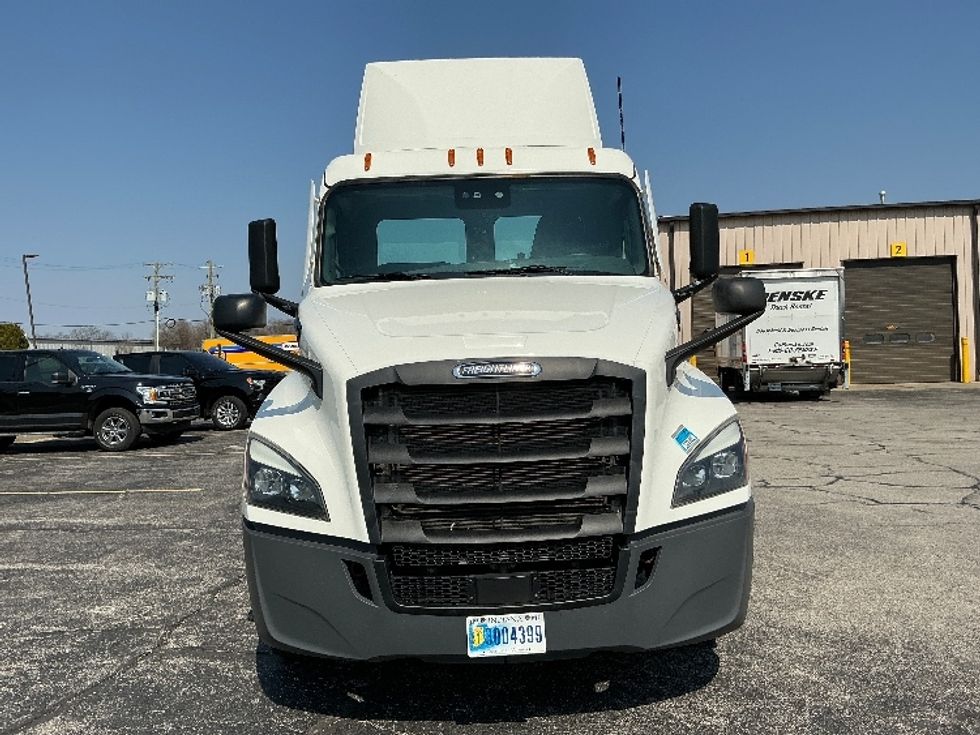 Day Cab Tractor-Heavy Duty Tractors-Freightliner-2021-T12664ST-Elkhart-IN-166,784\n\t\tmiles-$ 69,000 - Image 2