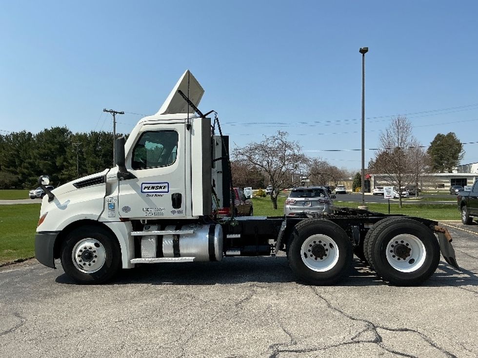 Day Cab Tractor-Heavy Duty Tractors-Freightliner-2021-T12664ST-Elkhart-IN-166,784\n\t\tmiles-$ 69,000 - Image 4
