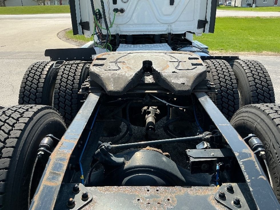 Day Cab Tractor-Heavy Duty Tractors-Freightliner-2021-T12664ST-Elkhart-IN-166,784\n\t\tmiles-$ 69,000 - Image 6