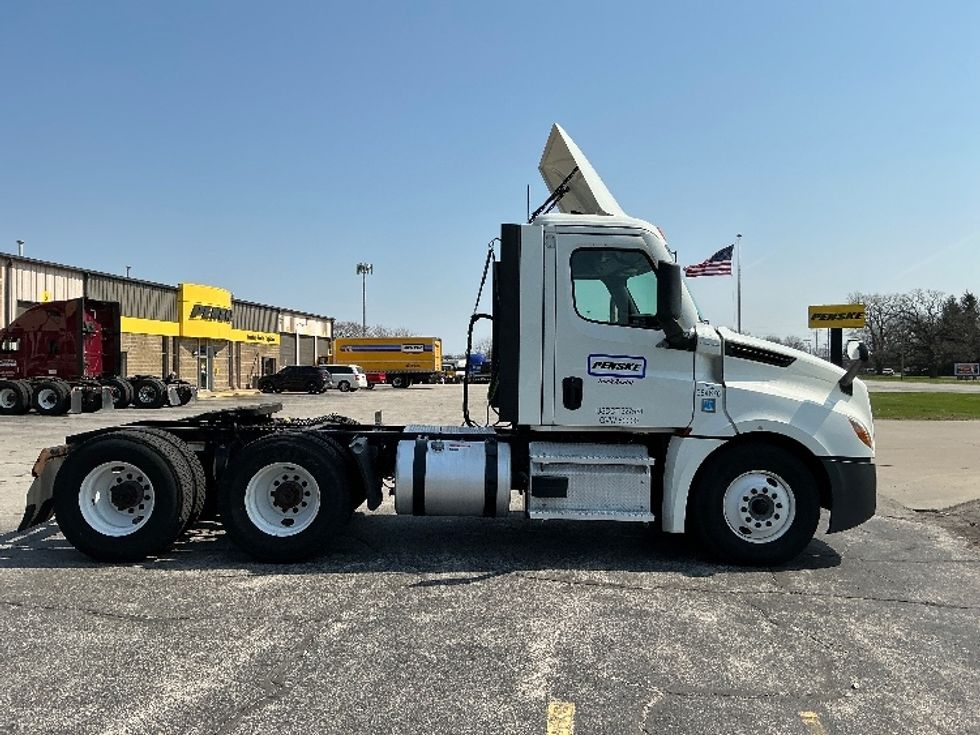 Day Cab Tractor-Heavy Duty Tractors-Freightliner-2021-T12664ST-Elkhart-IN-166,784\n\t\tmiles-$ 69,000 - Image 8