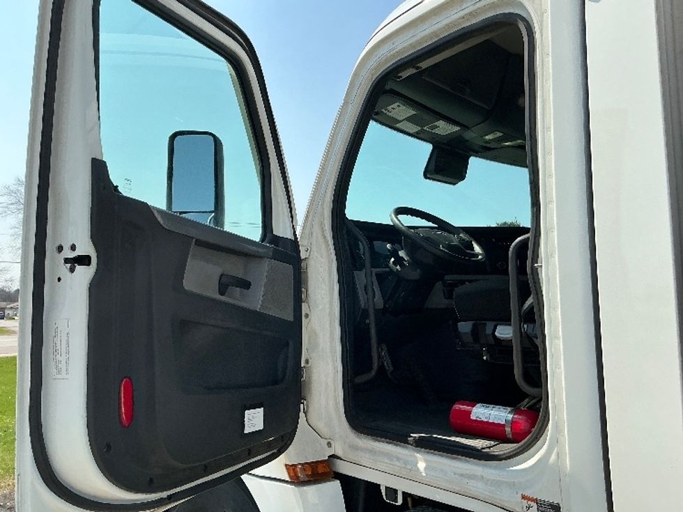 Day Cab Tractor-Heavy Duty Tractors-Freightliner-2021-T12664ST-Elkhart-IN-166,784\n\t\tmiles-$ 69,000 - Image 9