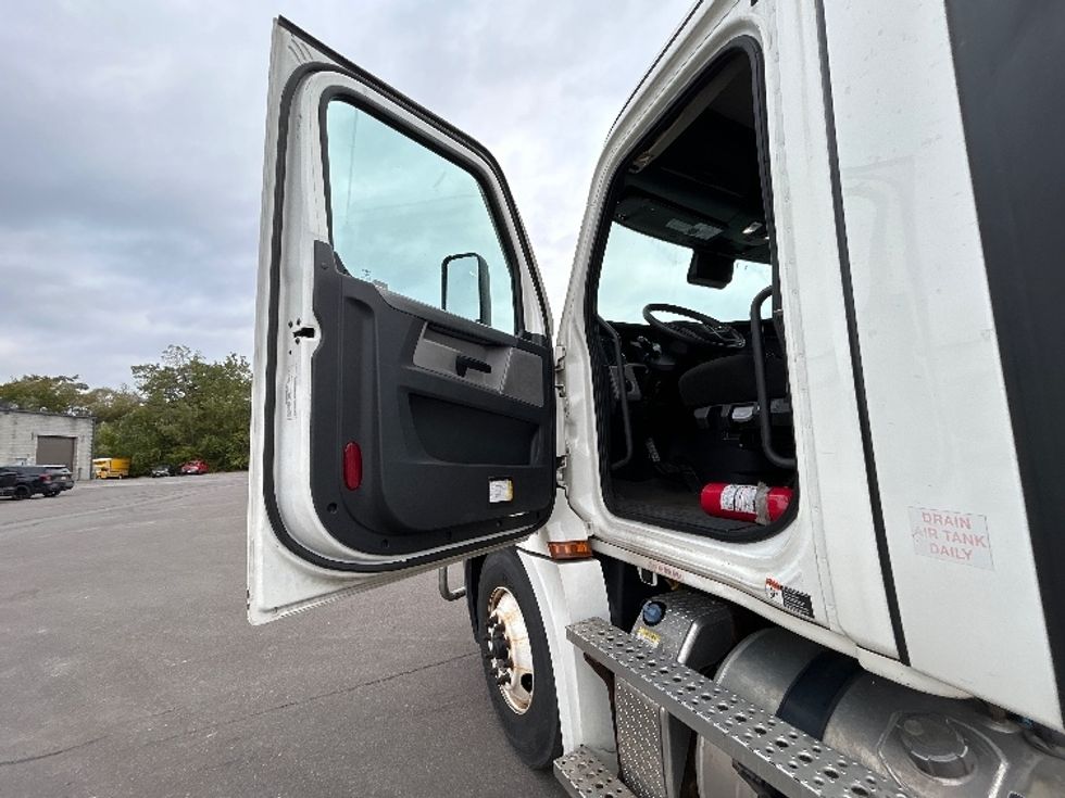 Day Cab Tractor-Heavy Duty Tractors-Freightliner-2021-T12664ST-Elmira-NY-470,508\n\t\tmiles-$ 44,500 - Image 9