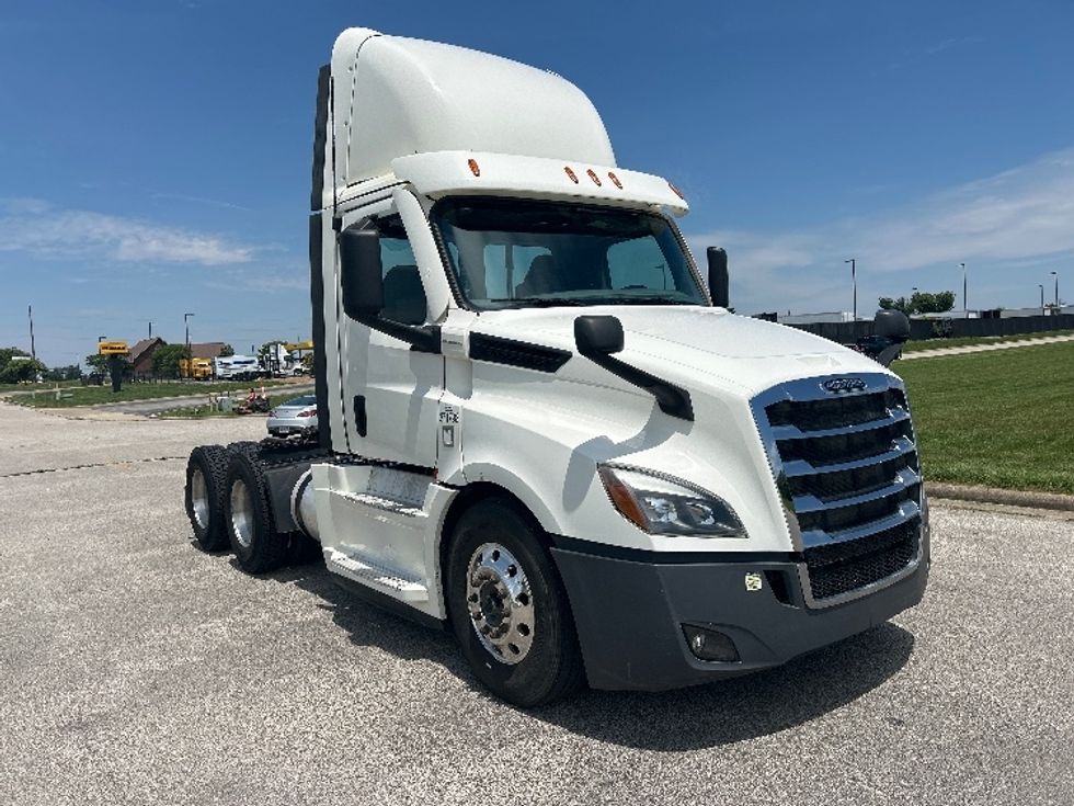 Day Cab Tractor-Heavy Duty Tractors-Freightliner-2021-T12664ST-Evansville-IN-106,736\n\t\tmiles-$ 71,500 - Image 1