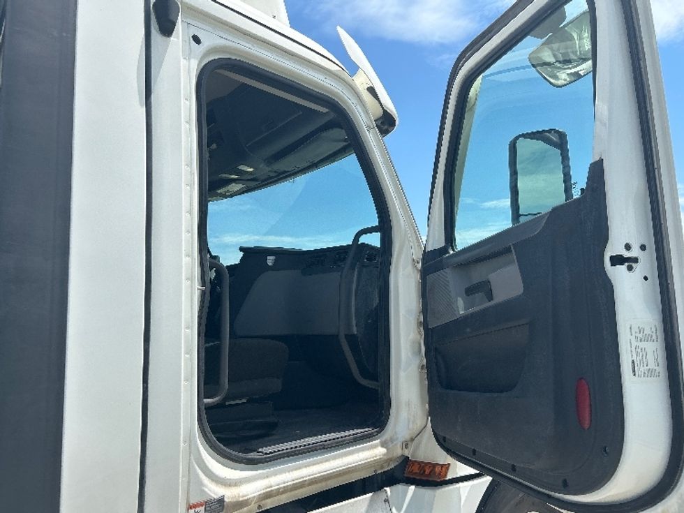 Day Cab Tractor-Heavy Duty Tractors-Freightliner-2021-T12664ST-Evansville-IN-106,736\n\t\tmiles-$ 71,500 - Image 12