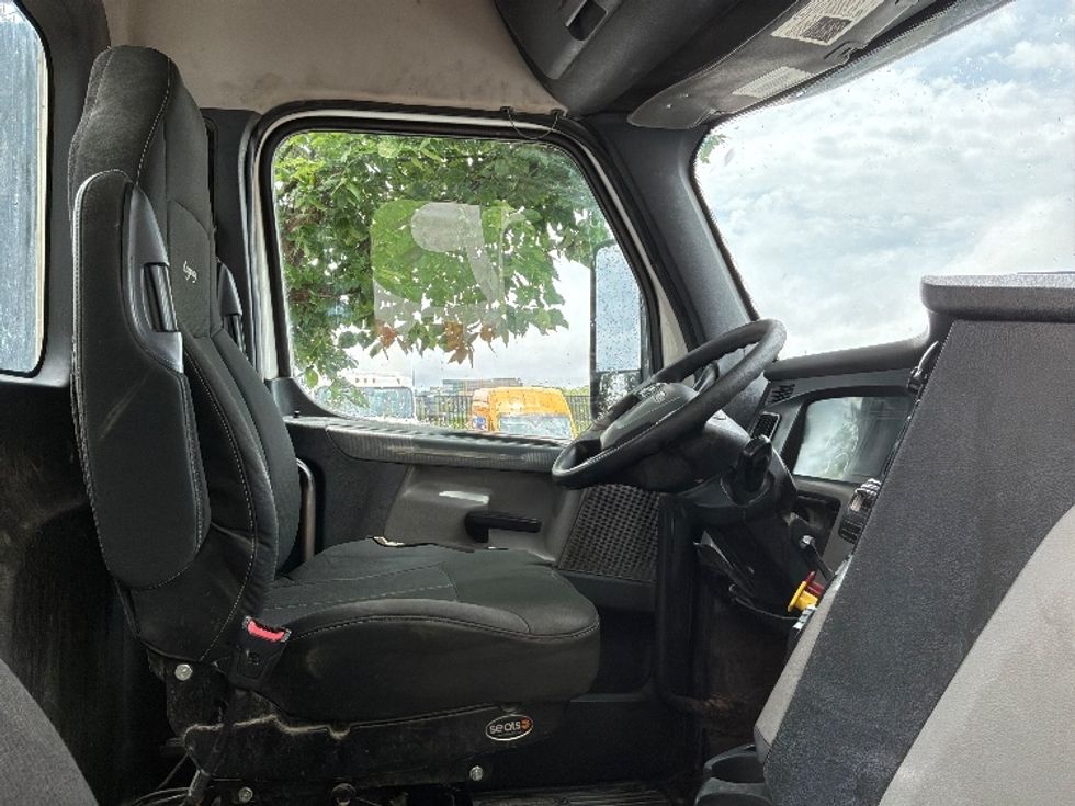 Day Cab Tractor-Heavy Duty Tractors-Freightliner-2021-T12664ST-Evansville-IN-106,736\n\t\tmiles-$ 71,500 - Image 14