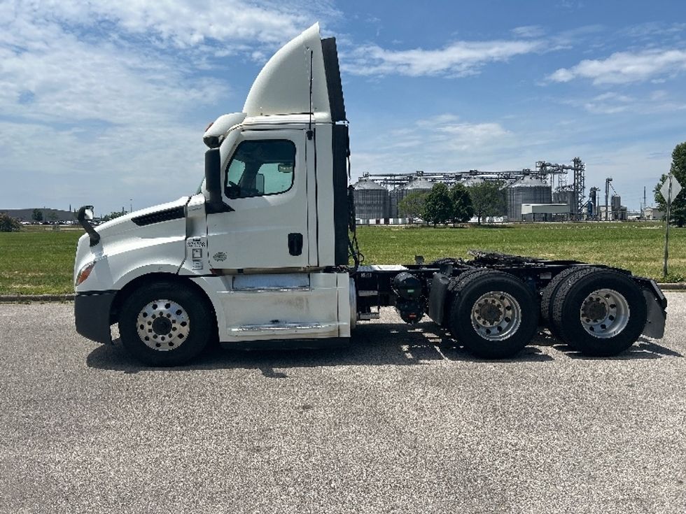 Day Cab Tractor-Heavy Duty Tractors-Freightliner-2021-T12664ST-Evansville-IN-106,736\n\t\tmiles-$ 71,500 - Image 4