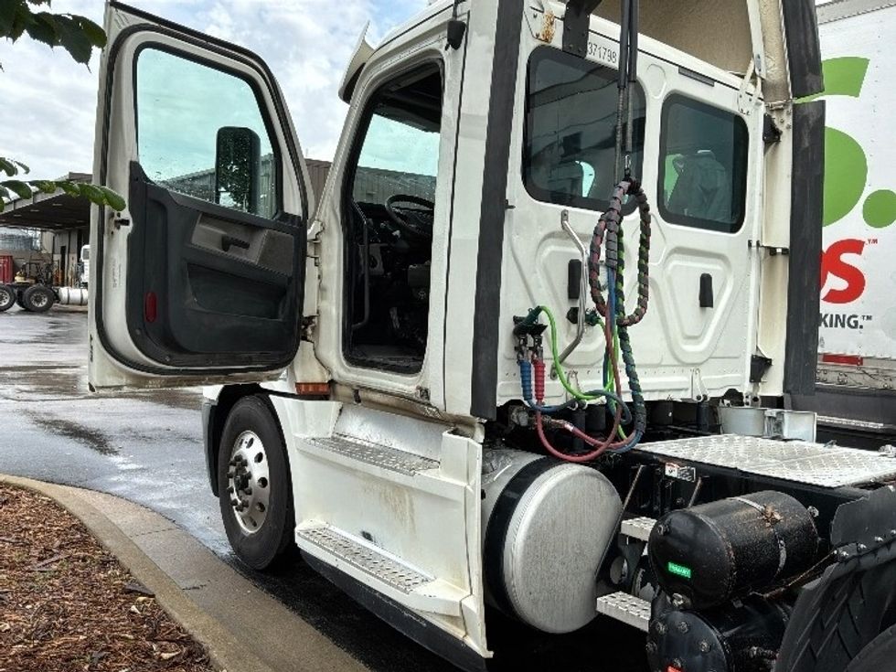 Day Cab Tractor-Heavy Duty Tractors-Freightliner-2021-T12664ST-Evansville-IN-106,736\n\t\tmiles-$ 71,500 - Image 9