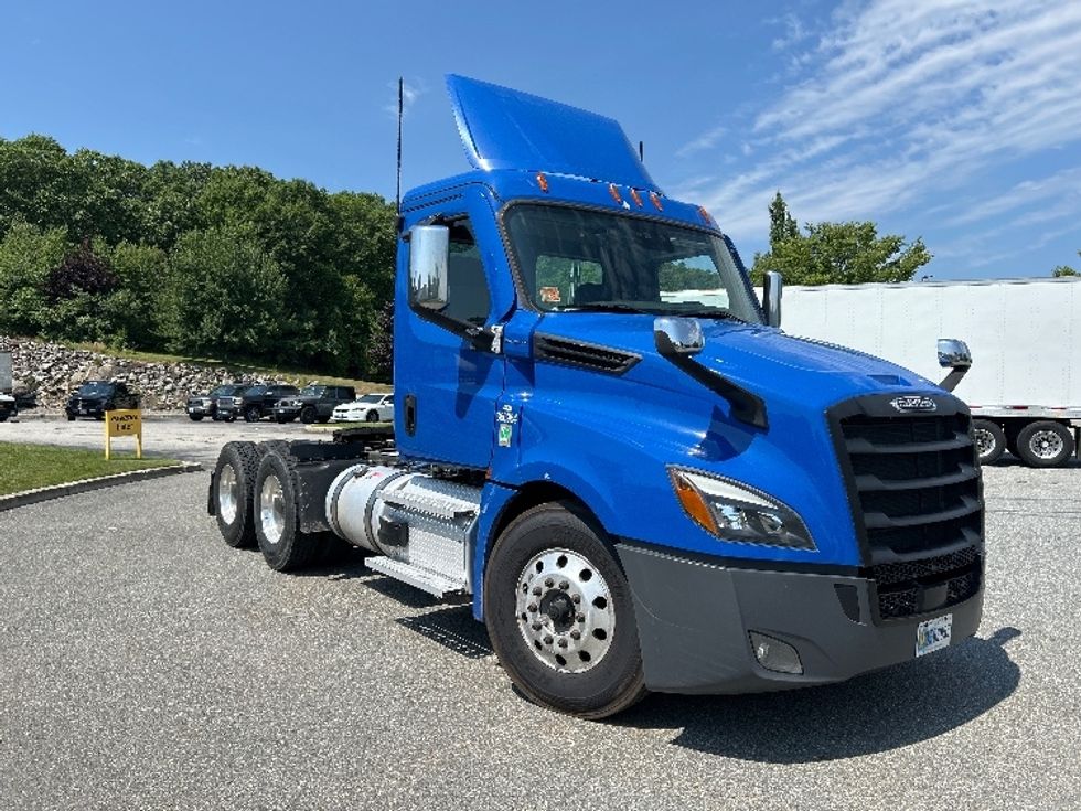 Day Cab Tractor-Heavy Duty Tractors-Freightliner-2021-T12664ST-Fitchburg-MA-261,154\n\t\tmiles-$ 58,750 - Image 1