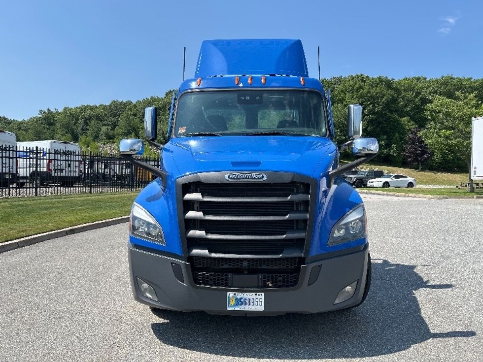 Day Cab Tractor-Heavy Duty Tractors-Freightliner-2021-T12664ST-Fitchburg-MA-261,154\n\t\tmiles-$ 58,750 - Image 2