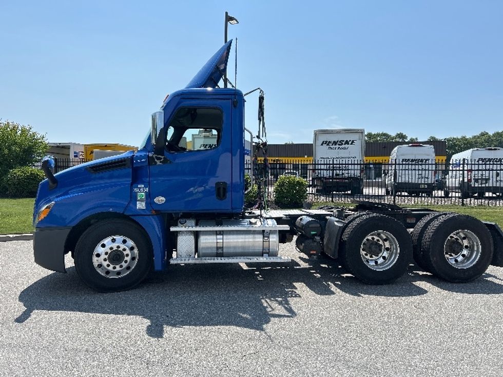 Day Cab Tractor-Heavy Duty Tractors-Freightliner-2021-T12664ST-Fitchburg-MA-261,154\n\t\tmiles-$ 58,750 - Image 4