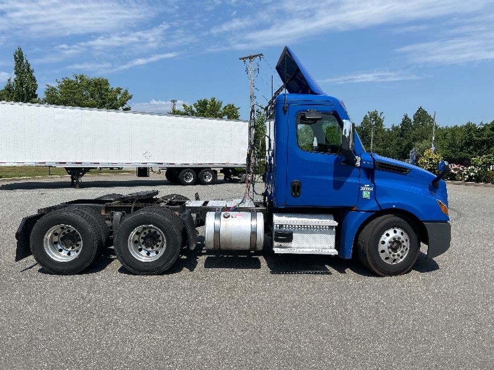 Day Cab Tractor-Heavy Duty Tractors-Freightliner-2021-T12664ST-Fitchburg-MA-261,154\n\t\tmiles-$ 58,750 - Image 8