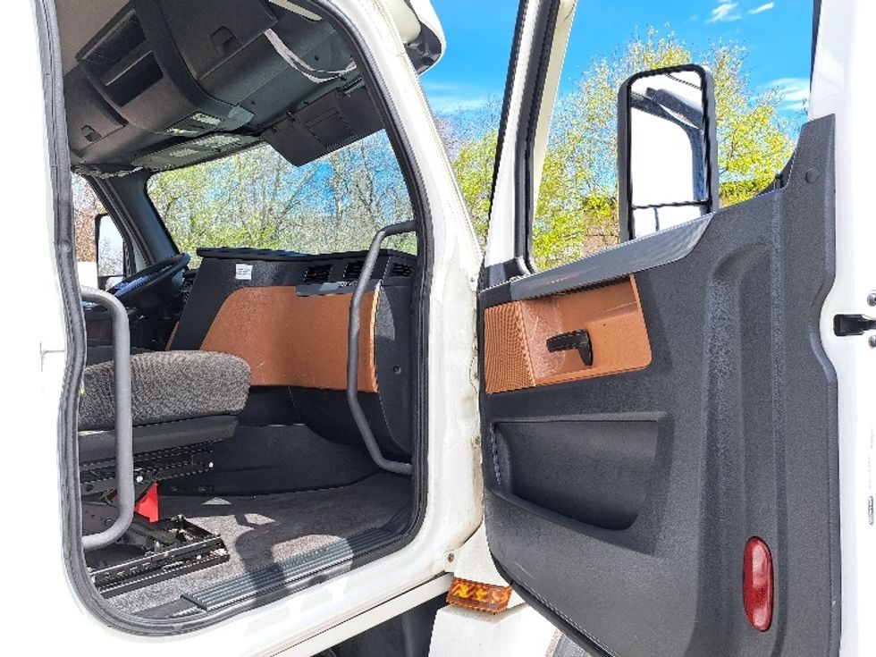 Day Cab Tractor-Heavy Duty Tractors-Freightliner-2021-T12664ST-Fitchburg-MA-306,796\n\t\tmiles-$ 56,750 - Image 12