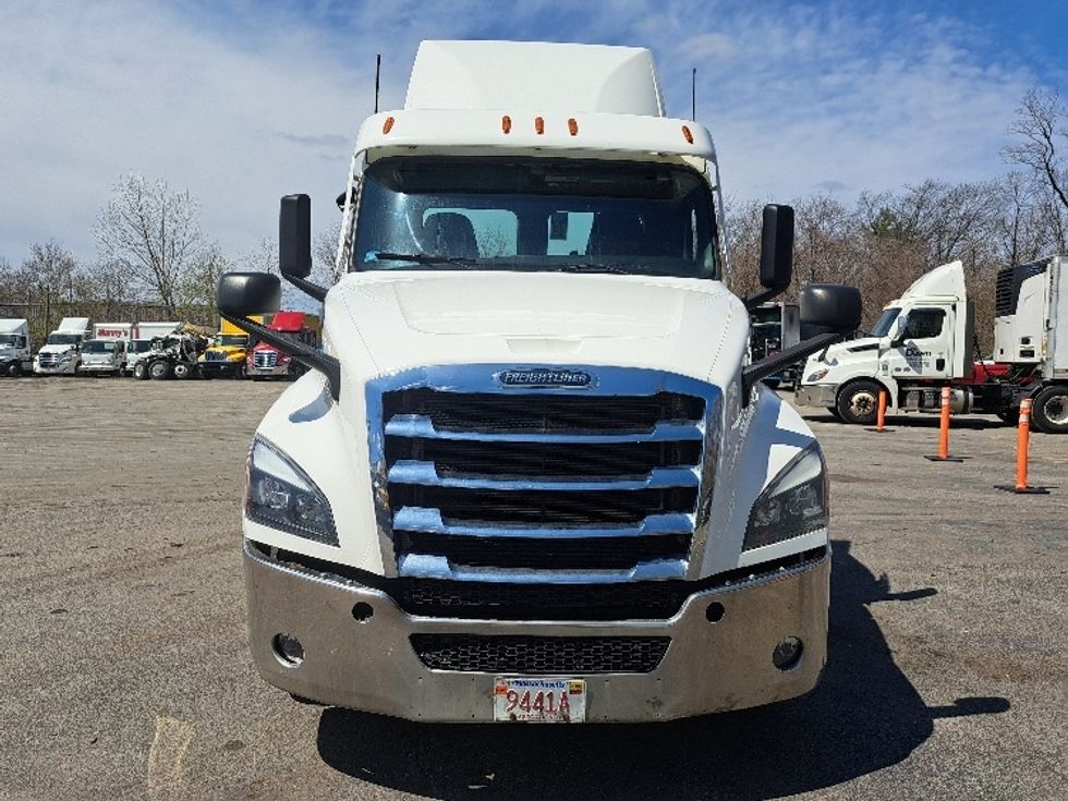 Day Cab Tractor-Heavy Duty Tractors-Freightliner-2021-T12664ST-Fitchburg-MA-306,796\n\t\tmiles-$ 56,750 - Image 2