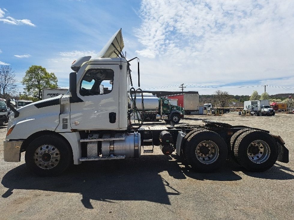 Day Cab Tractor-Heavy Duty Tractors-Freightliner-2021-T12664ST-Fitchburg-MA-306,796\n\t\tmiles-$ 56,750 - Image 4