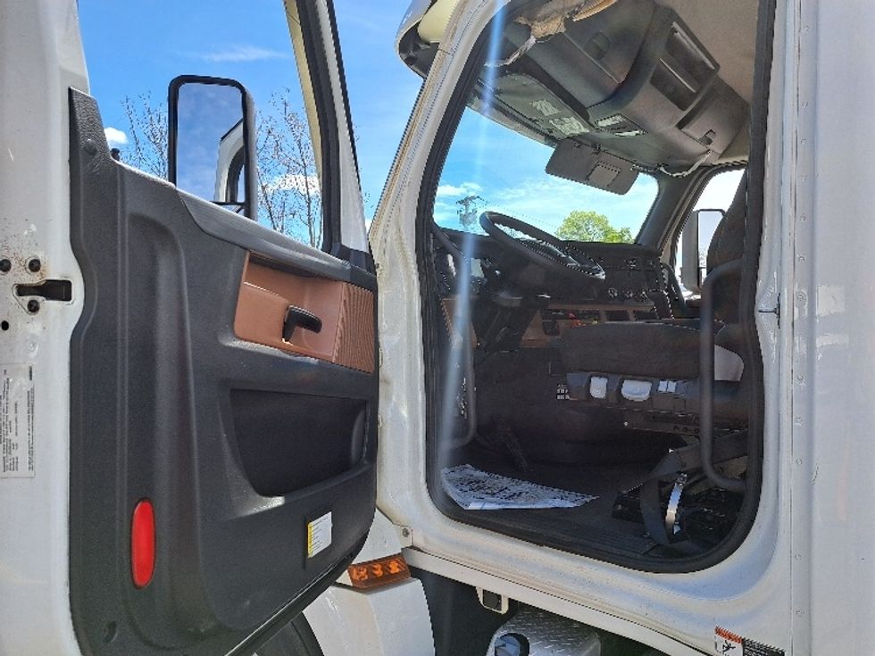 Day Cab Tractor-Heavy Duty Tractors-Freightliner-2021-T12664ST-Fitchburg-MA-306,796\n\t\tmiles-$ 56,750 - Image 9