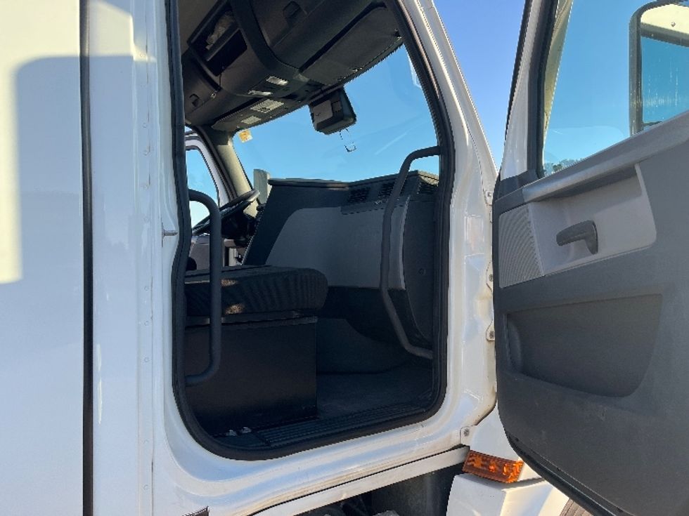 Day Cab Tractor-Heavy Duty Tractors-Freightliner-2021-T12664ST-Florence-SC-360,624\n\t\tmiles-$ 59,500 - Image 12