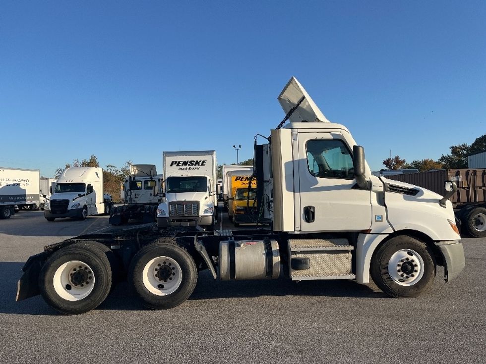 Day Cab Tractor-Heavy Duty Tractors-Freightliner-2021-T12664ST-Florence-SC-360,624\n\t\tmiles-$ 59,500 - Image 8
