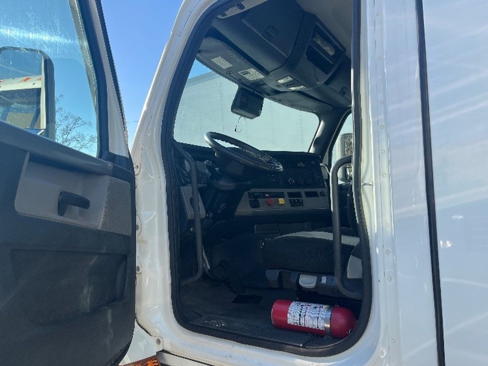 Day Cab Tractor-Heavy Duty Tractors-Freightliner-2021-T12664ST-Florence-SC-360,624\n\t\tmiles-$ 59,500 - Image 9