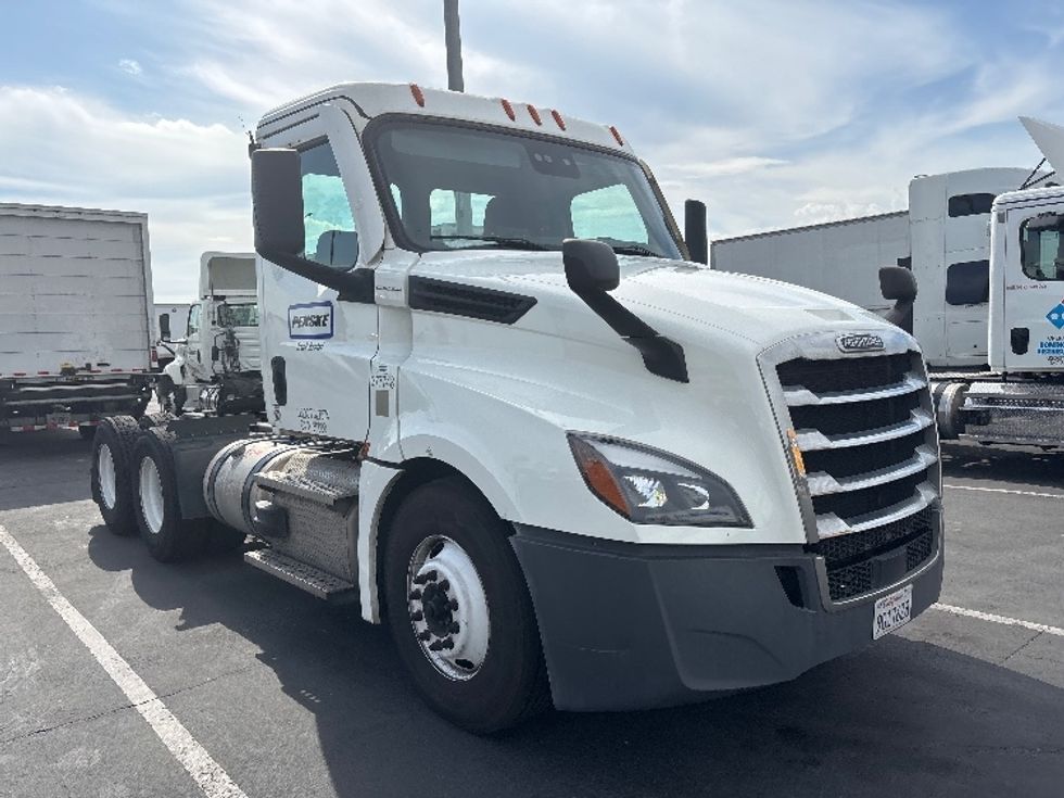 Day Cab Tractor-Heavy Duty Tractors-Freightliner-2021-T12664ST-Fontana-CA-165,836\n\t\tmiles-$ 68,000 - Image 1