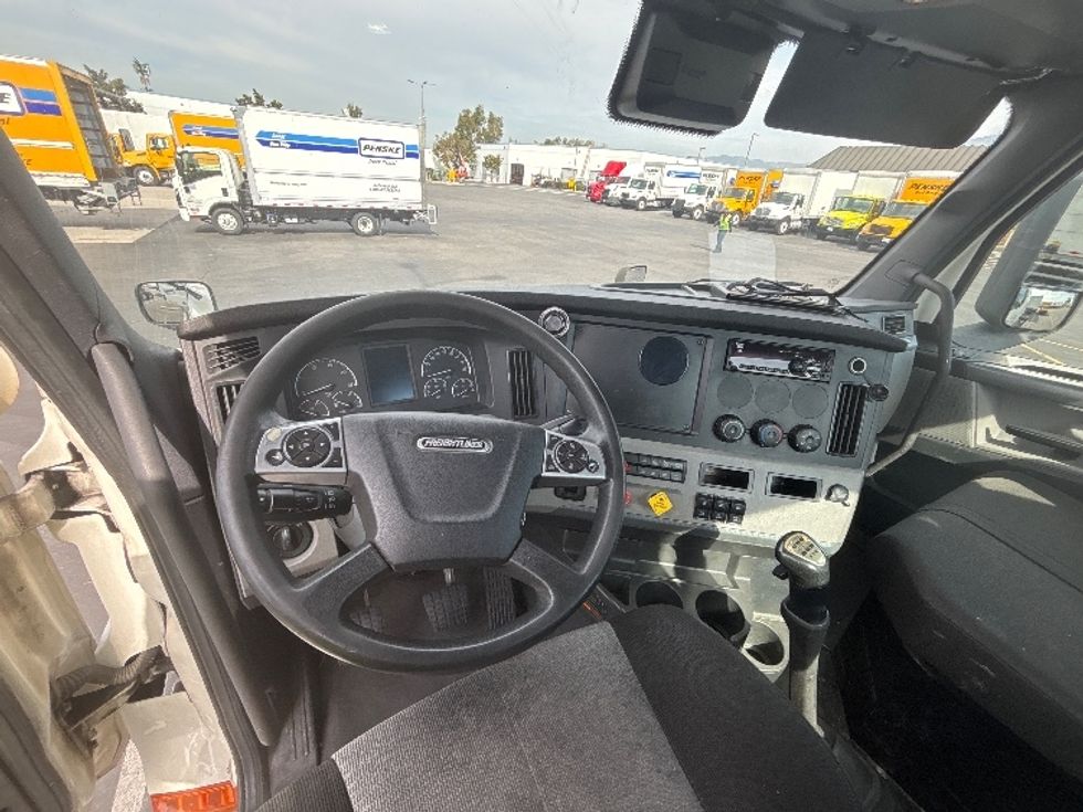 Day Cab Tractor-Heavy Duty Tractors-Freightliner-2021-T12664ST-Fontana-CA-165,836\n\t\tmiles-$ 68,000 - Image 11