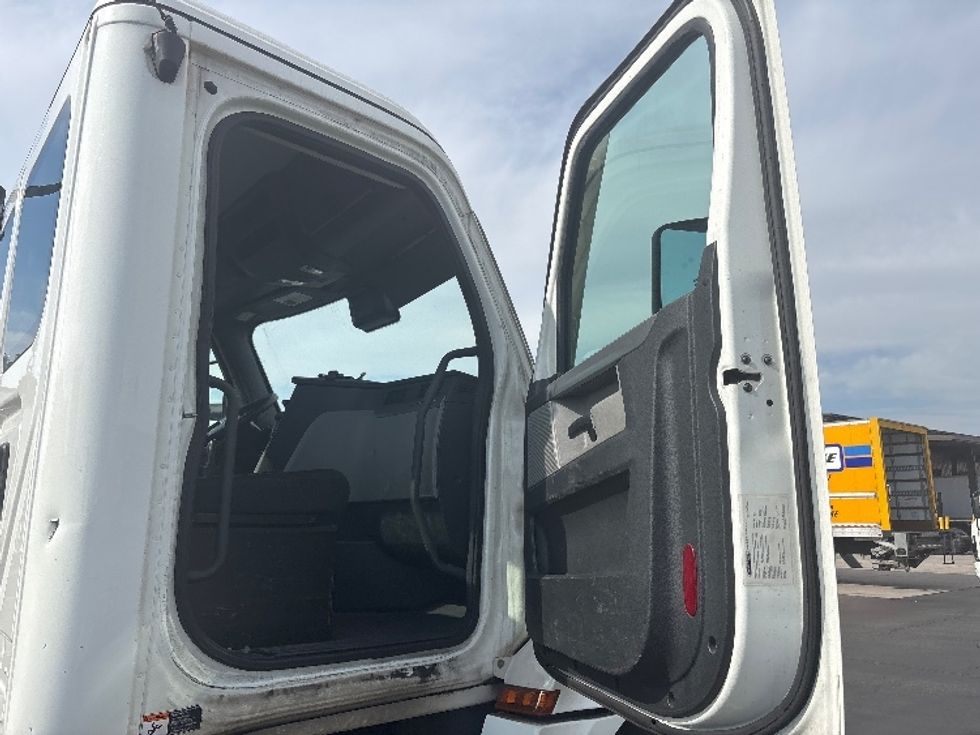 Day Cab Tractor-Heavy Duty Tractors-Freightliner-2021-T12664ST-Fontana-CA-165,836\n\t\tmiles-$ 68,000 - Image 12