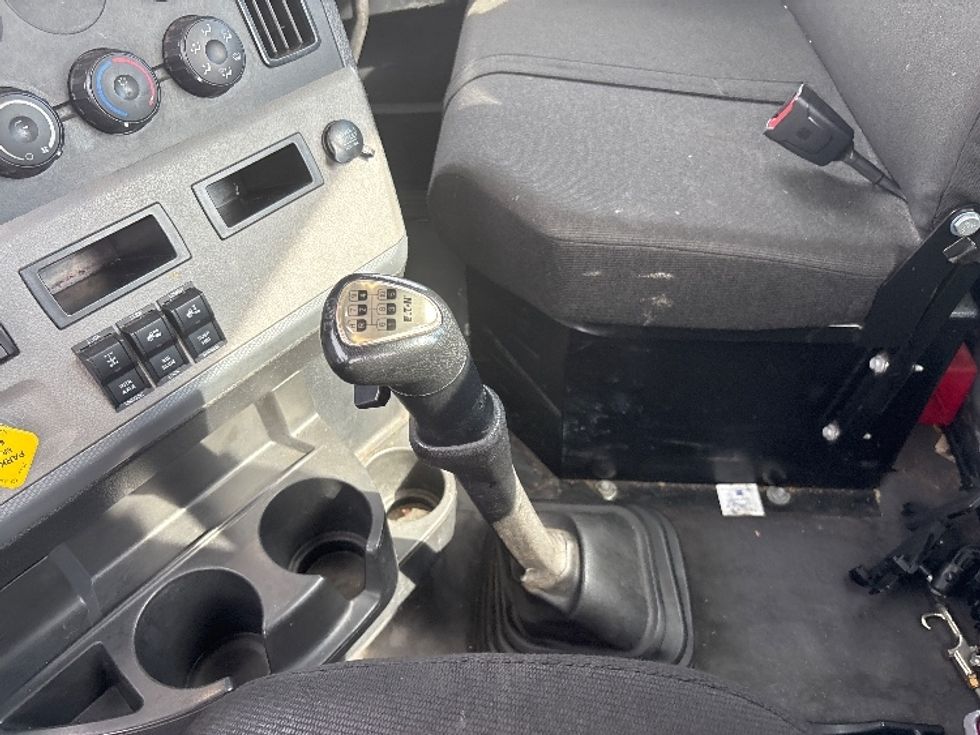 Day Cab Tractor-Heavy Duty Tractors-Freightliner-2021-T12664ST-Fontana-CA-165,836\n\t\tmiles-$ 68,000 - Image 17