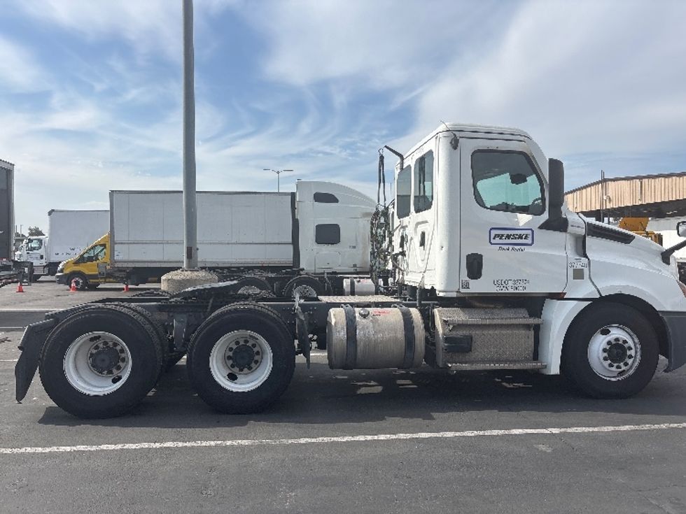 Day Cab Tractor-Heavy Duty Tractors-Freightliner-2021-T12664ST-Fontana-CA-165,836\n\t\tmiles-$ 68,000 - Image 8