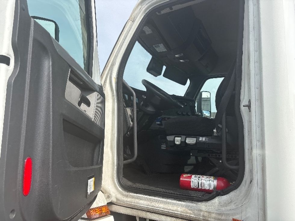 Day Cab Tractor-Heavy Duty Tractors-Freightliner-2021-T12664ST-Fontana-CA-165,836\n\t\tmiles-$ 68,000 - Image 9