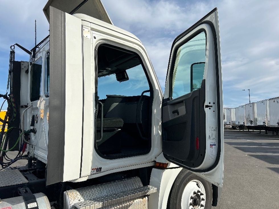 Day Cab Tractor-Heavy Duty Tractors-Freightliner-2021-T12664ST-Fontana-CA-218,772\n\t\tmiles-$ 90,500 - Image 12