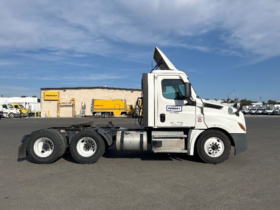 Day Cab Tractor-Heavy Duty Tractors-Freightliner-2021-T12664ST-Fontana-CA-218,772\n\t\tmiles-$ 90,500 - Image 8