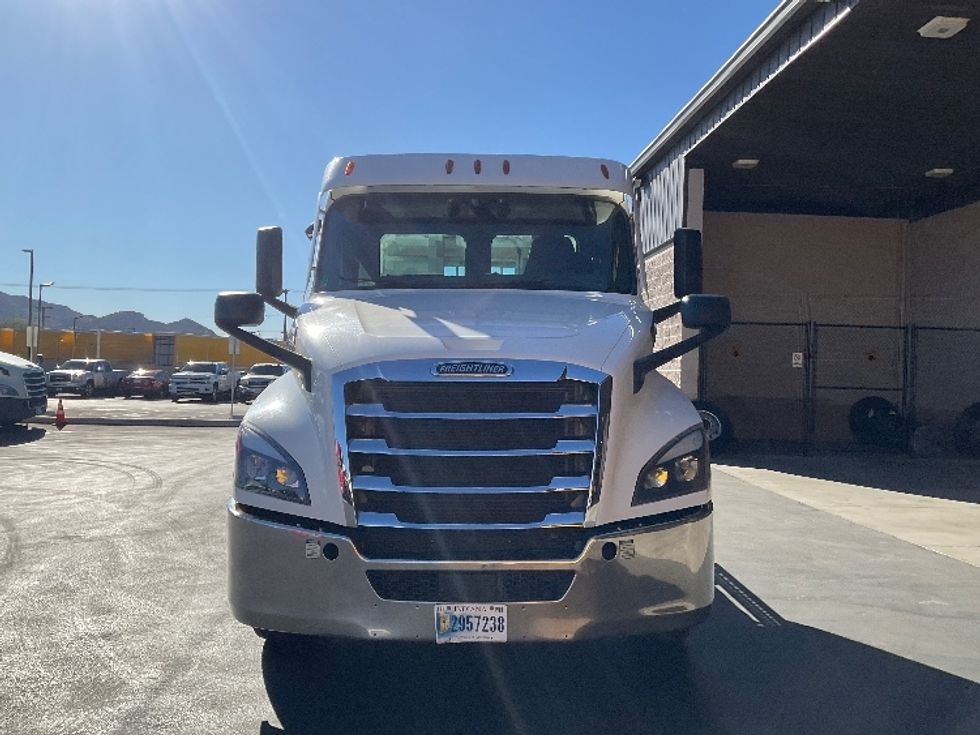 2021 Freightliner Cascadia 126" Day cab photo 2