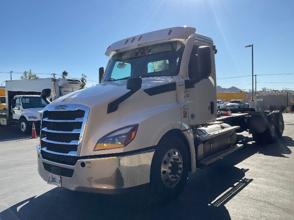 2021 Freightliner Cascadia 126" Day cab photo 3