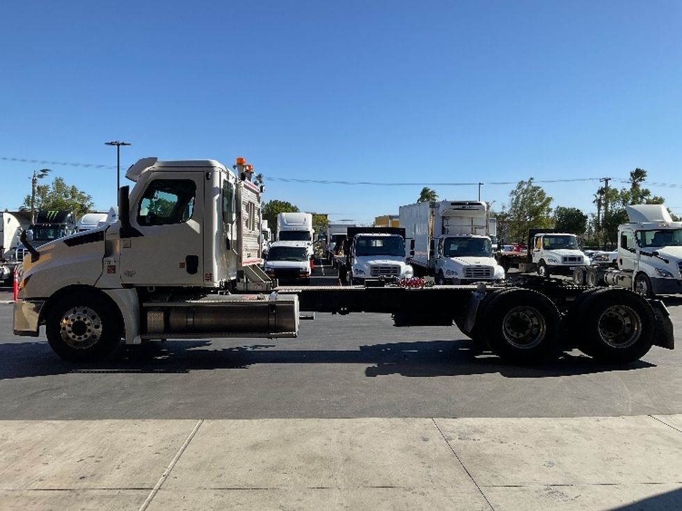 2021 Freightliner Cascadia 126" Day cab photo 4