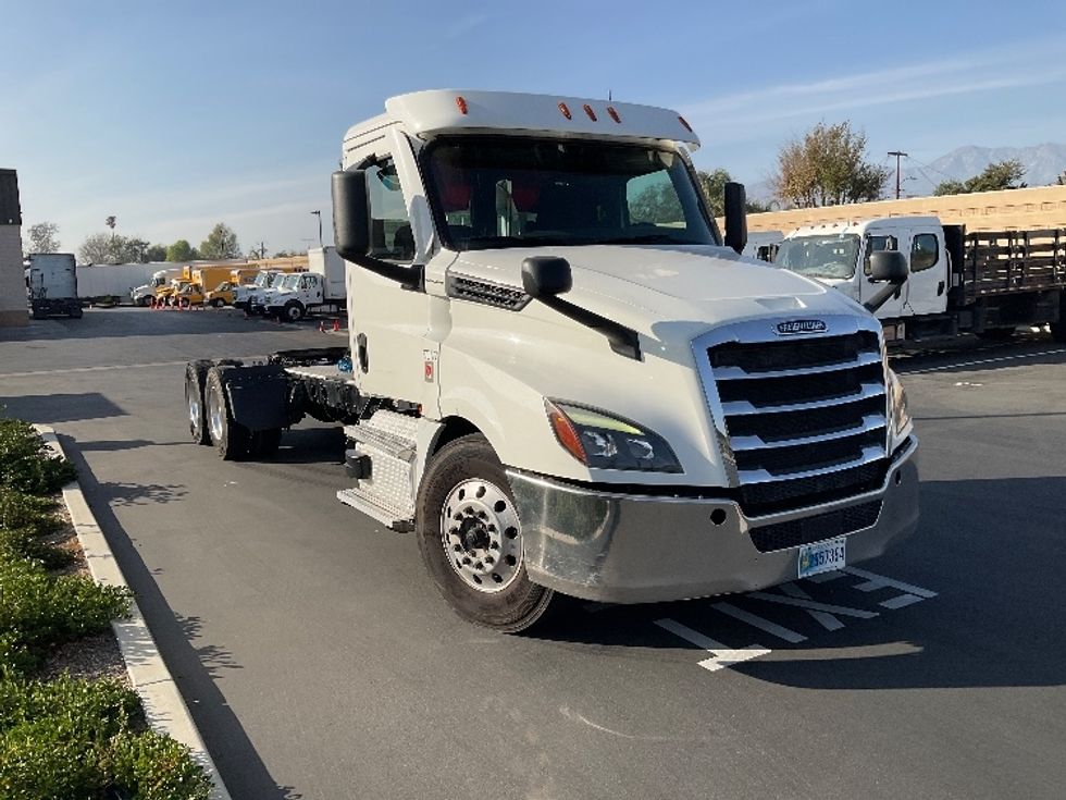 Day Cab Tractor-Heavy Duty Tractors-Freightliner-2021-T12664ST-Fontana-CA-310,349\n\t\tmiles-$ 84,750 - Image 1