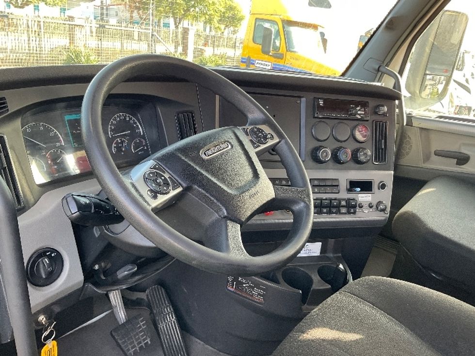 Day Cab Tractor-Heavy Duty Tractors-Freightliner-2021-T12664ST-Fontana-CA-310,349\n\t\tmiles-$ 84,750 - Image 10