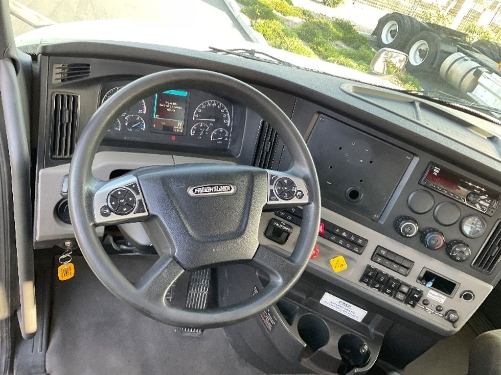 Day Cab Tractor-Heavy Duty Tractors-Freightliner-2021-T12664ST-Fontana-CA-310,349\n\t\tmiles-$ 84,750 - Image 11