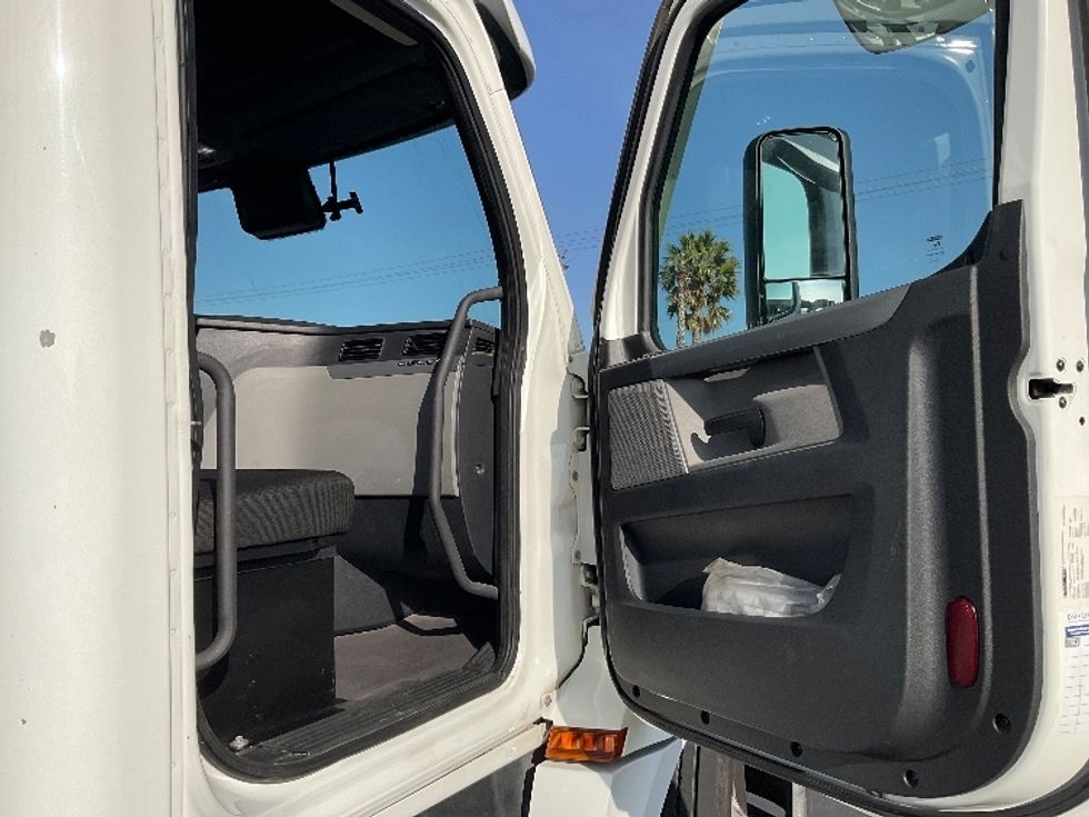 Day Cab Tractor-Heavy Duty Tractors-Freightliner-2021-T12664ST-Fontana-CA-310,349\n\t\tmiles-$ 84,750 - Image 12