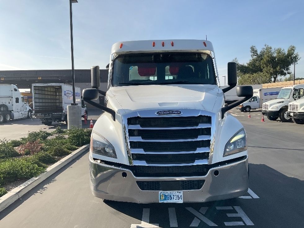 Day Cab Tractor-Heavy Duty Tractors-Freightliner-2021-T12664ST-Fontana-CA-310,349\n\t\tmiles-$ 84,750 - Image 2