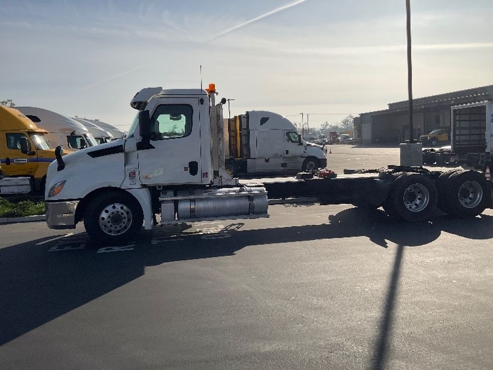 Day Cab Tractor-Heavy Duty Tractors-Freightliner-2021-T12664ST-Fontana-CA-310,349\n\t\tmiles-$ 84,750 - Image 4