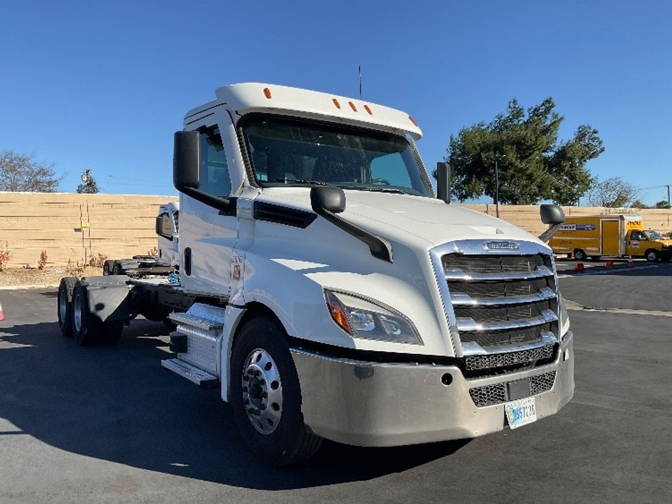 Day Cab Tractor-Heavy Duty Tractors-Freightliner-2021-T12664ST-Fontana-CA-312,744\n\t\tmiles-$ 84,750 - Image 1