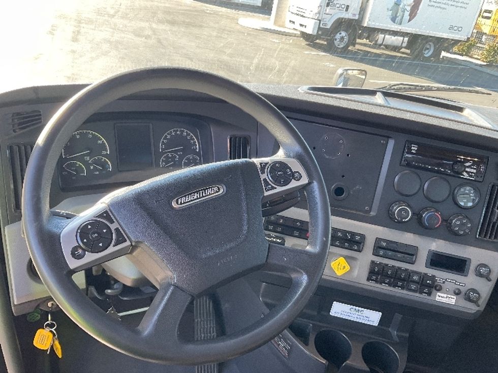 Day Cab Tractor-Heavy Duty Tractors-Freightliner-2021-T12664ST-Fontana-CA-312,744\n\t\tmiles-$ 84,750 - Image 11