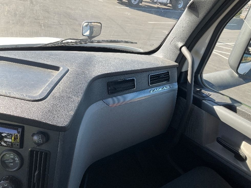 Day Cab Tractor-Heavy Duty Tractors-Freightliner-2021-T12664ST-Fontana-CA-312,744\n\t\tmiles-$ 84,750 - Image 13