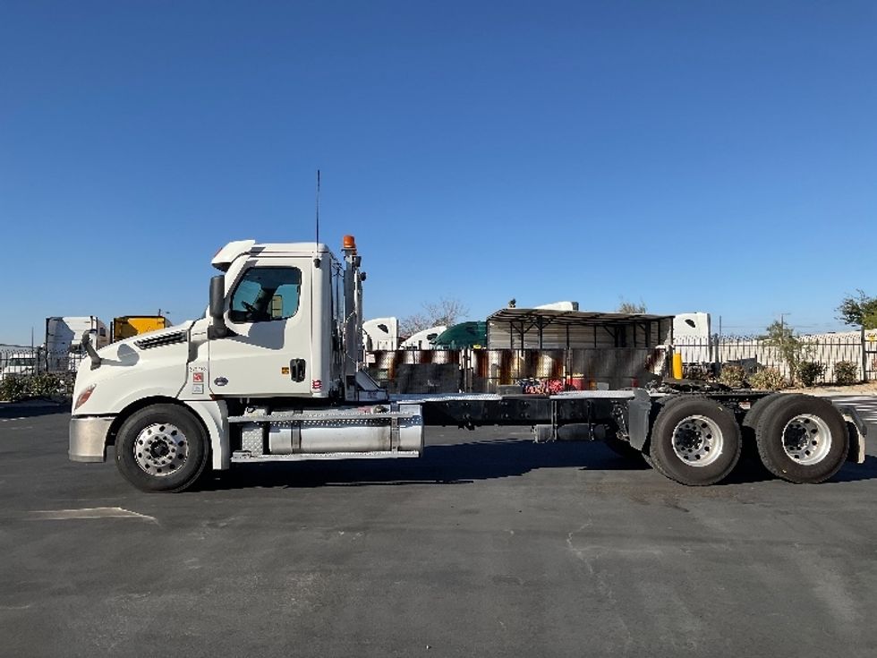 Day Cab Tractor-Heavy Duty Tractors-Freightliner-2021-T12664ST-Fontana-CA-312,744\n\t\tmiles-$ 84,750 - Image 4