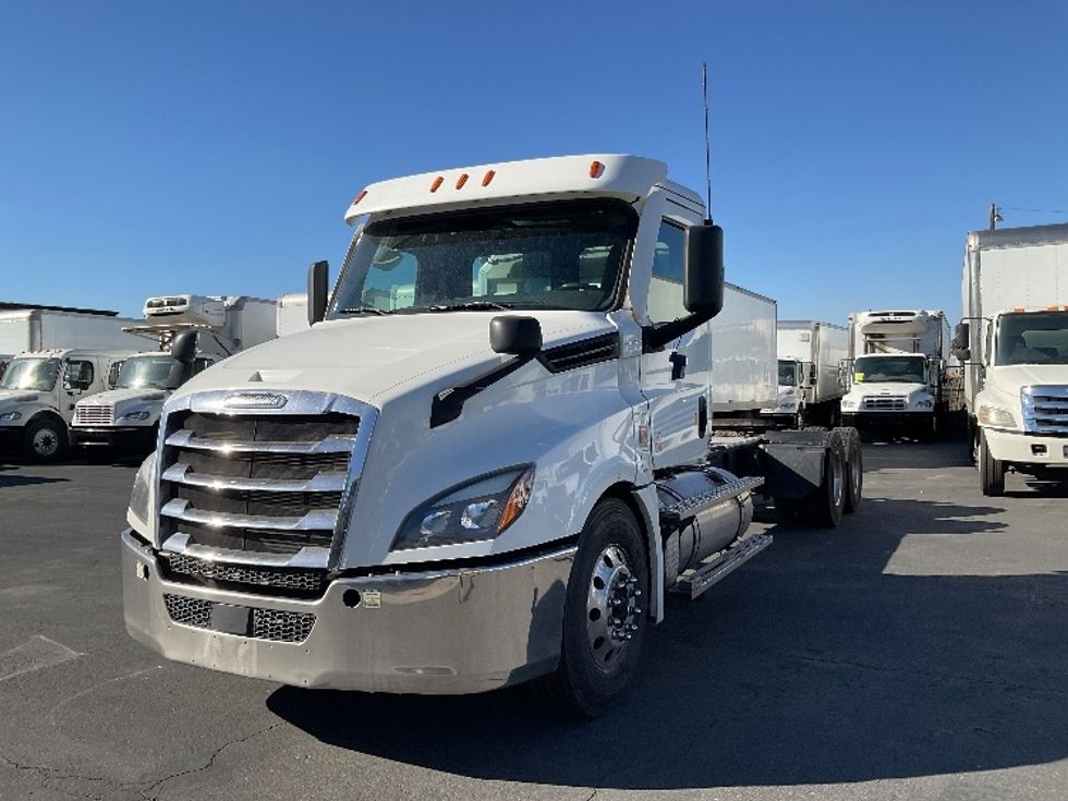 2021 Freightliner Cascadia 126" Day cab photo 3