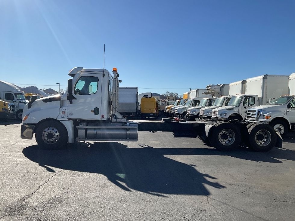 2021 Freightliner Cascadia 126" Day cab photo 4