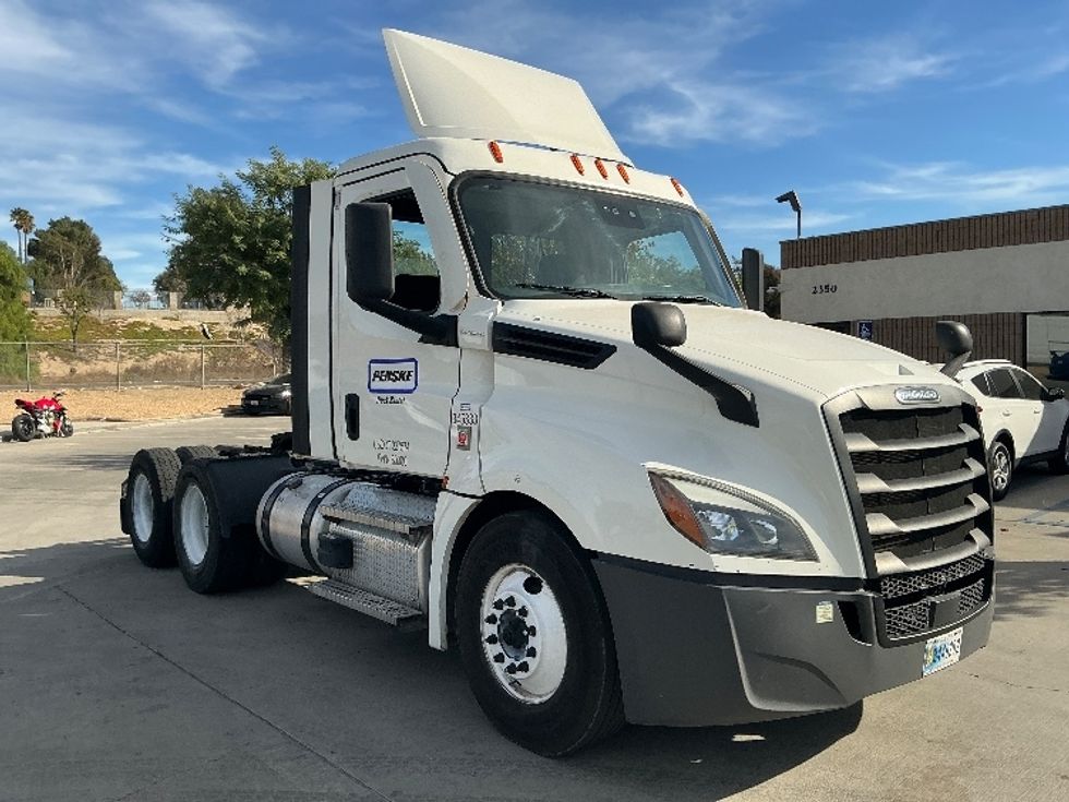 Day Cab Tractor-Heavy Duty Tractors-Freightliner-2021-T12664ST-Fontana-CA-369,646\n\t\tmiles-$ 61,000 - Image 1
