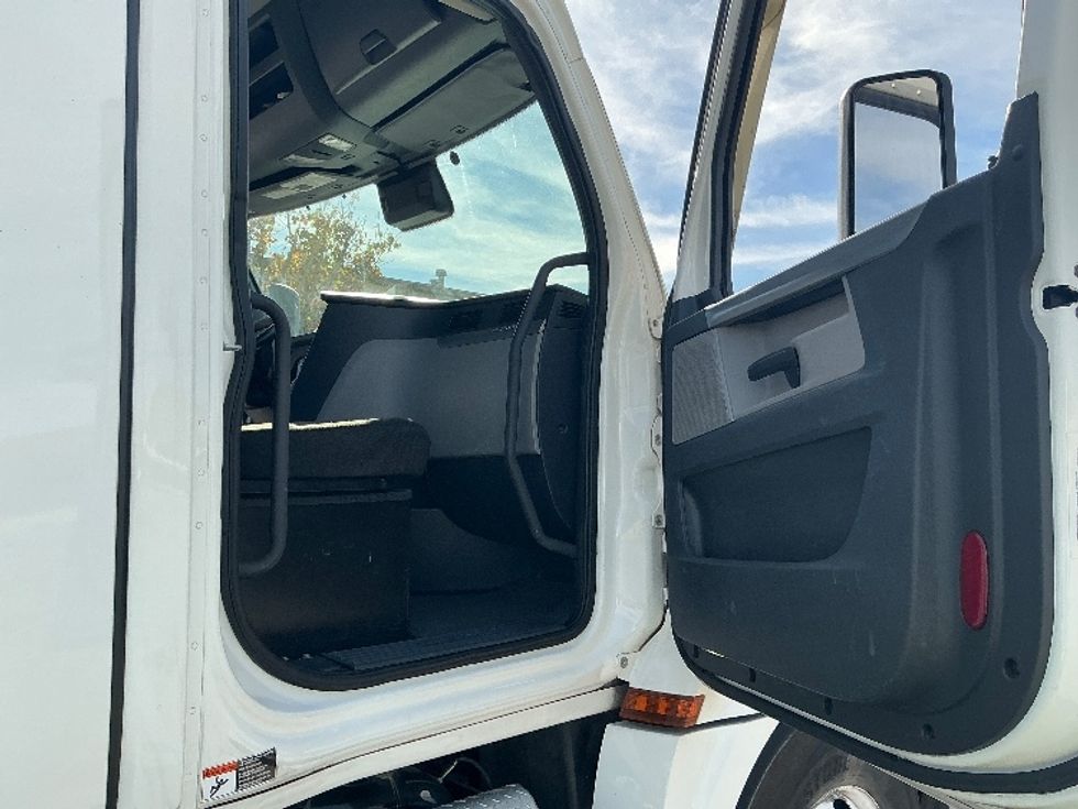 Day Cab Tractor-Heavy Duty Tractors-Freightliner-2021-T12664ST-Fontana-CA-369,646\n\t\tmiles-$ 61,000 - Image 12